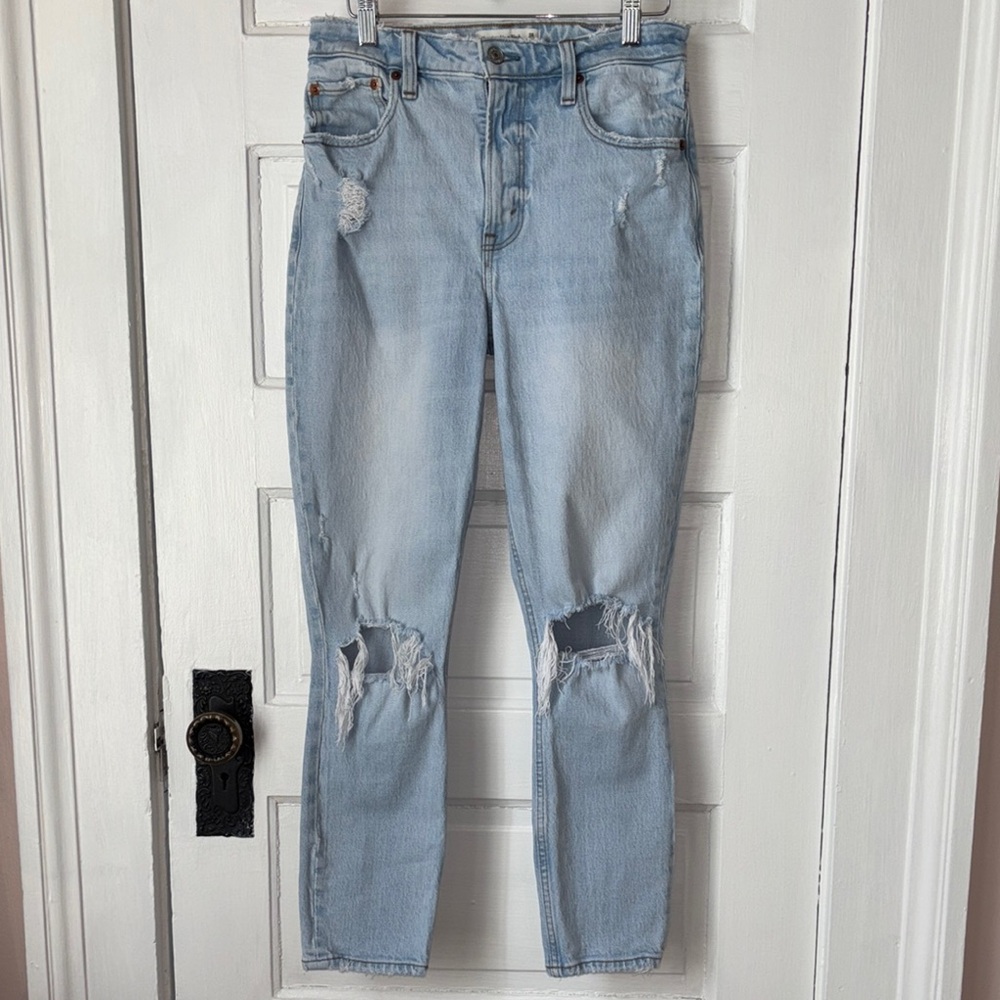 ABERCROMBIE & FITCH THE SKINNY HIGH RISE LIGHT WASH JEANS